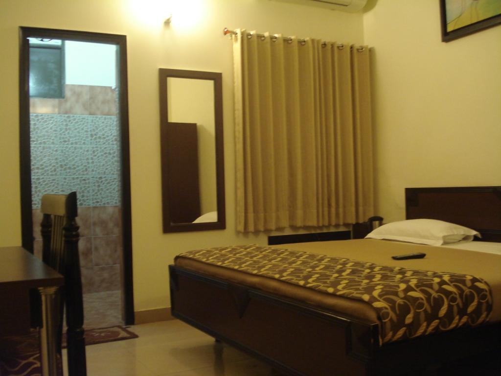 Hotel Utsav Дехрадун Экстерьер фото