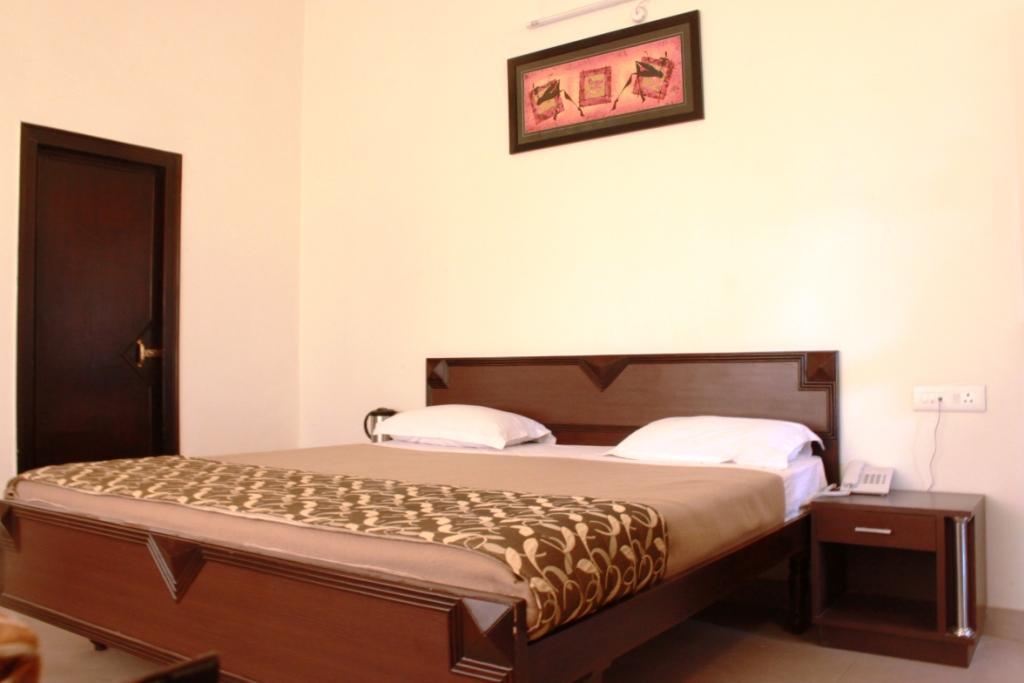 Hotel Utsav Дехрадун Экстерьер фото