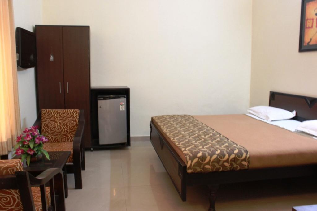 Hotel Utsav Дехрадун Экстерьер фото