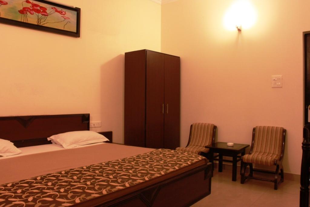 Hotel Utsav Дехрадун Экстерьер фото