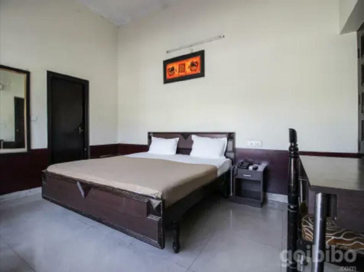 Hotel Utsav Дехрадун Экстерьер фото